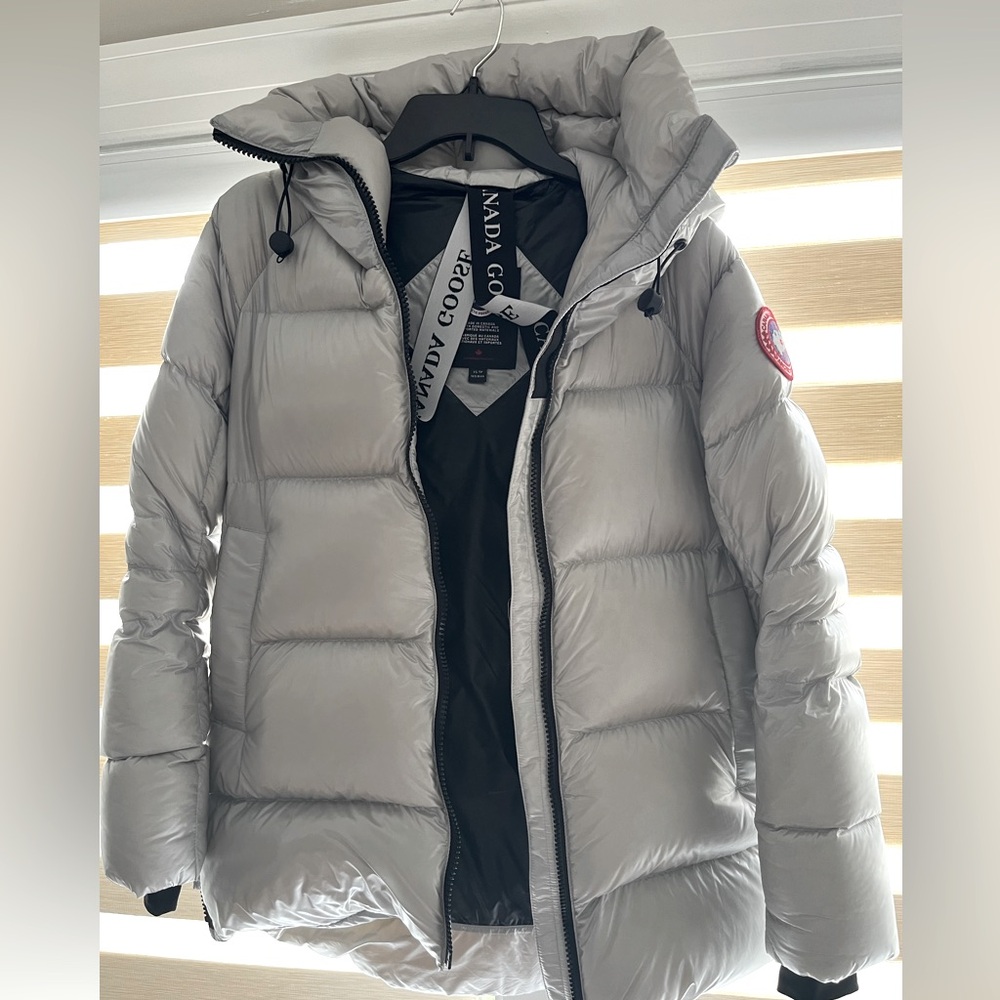 Like new authentic Canada Goose Puffer. Perfect condition. Light but warm.
